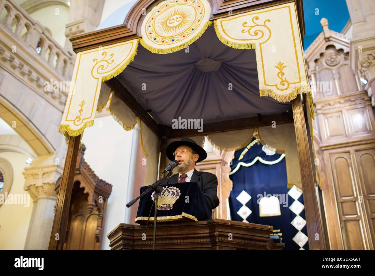 Am 31. Juli 2014 versammeln sich die Menschen in der Synagoge von Lyon zu einer Gebetszeremonie in Lyon im Südosten Frankreichs. Heute nahmen die Menschen an einer Demonstration vor der Synagoge Teil, die vom repräsentativen Rat der jüdischen Institutionen in Frankreich (CRIF) einberufen wurde, da Frankreich erwägt, eine radikale jüdische Gruppe, die Jewish Defence League (LDJ), aufzulösen, deren Mitglieder bei Kundgebungen über die israelische Offensive in Gaza mit pro-palästinensischen Aktivisten zusammenstießen. Die Kundgebung ist eine Reaktion auf wochenlange pro-palästinensische Proteste, die von Zusammenstößen, Verhaftungen und Antisemitismusvorwürfen gekennzeichnet sind, bei denen Synagogen als Zielscheibe genommen wurden Stockfoto