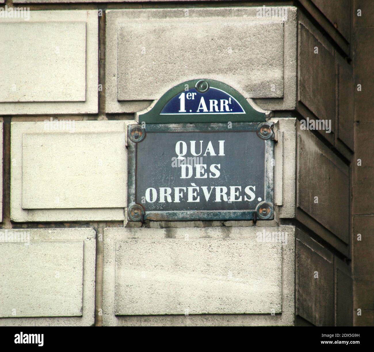 Außenansicht des Quai des Orfevres von 36, dem Polizeihauptquartier in Paris, Frankreich, am 1. August 2014. Die Pariser Polizei hat 51 Kilo Kokain verloren, schätzungsweise 2.5 Millionen Euro, die in ihrem berühmten Hauptquartier am 36 quai des Orfevres unter Verschluss und Schlüssel aufbewahrt werden, das in zahlreichen Kriminalromanen und -Filmen zu sehen war. Aber vor kurzem erkannten die Bullen, dass es fehlt und am Donnerstagabend war die nationale Polizei-Abteilung für innere Angelegenheiten (IGPN) im Hauptquartier auf der Suche nach dem Dope mit Hilfe von Drogen schnüffelnd Hunde. Bis jetzt haben sie mit nichts kommen. Foto von Alain Apaydin/ABACAPRESS.COM Stockfoto