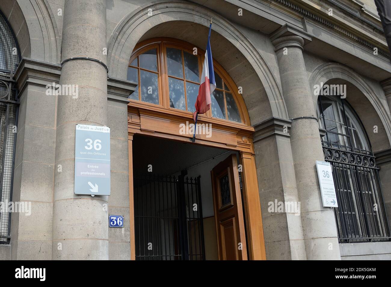 Außenansicht des Quai des Orfevres von 36, dem Polizeihauptquartier in Paris, Frankreich, am 1. August 2014. Die Pariser Polizei hat 51 Kilo Kokain verloren, schätzungsweise 2.5 Millionen Euro, die in ihrem berühmten Hauptquartier am 36 quai des Orfevres unter Verschluss und Schlüssel aufbewahrt werden, das in zahlreichen Kriminalromanen und -Filmen zu sehen war. Aber vor kurzem erkannten die Bullen, dass es fehlt und am Donnerstagabend war die nationale Polizei-Abteilung für innere Angelegenheiten (IGPN) im Hauptquartier auf der Suche nach dem Dope mit Hilfe von Drogen schnüffelnd Hunde. Bis jetzt haben sie mit nichts kommen. Foto von Nicolas Briquet/ABACAPRESS.COM Stockfoto