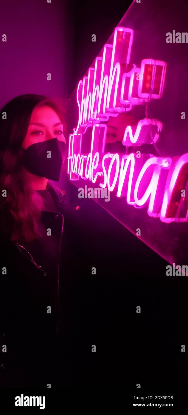 Mädchen posiert in leuchtenden Buchstaben Stockfoto