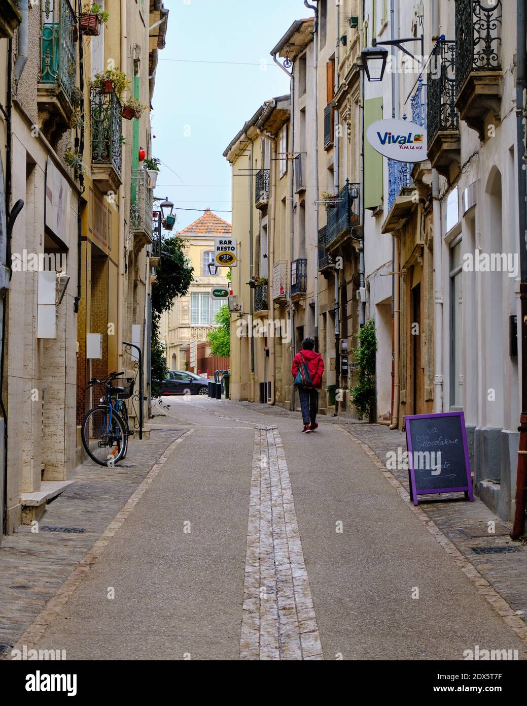 Enge Straße des Dorfes Aniane mit Geschäft, in Okzitanien Teil von Frankreich Stockfoto