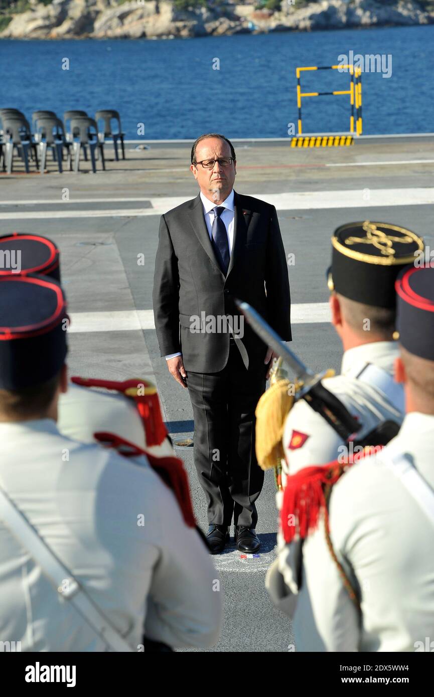 Der französische Präsident Francois Hollande überprüft die Truppen während der Feierlichkeiten zum 70. Jahrestag der Landung der "Operation Dragoon" in der Provence auf dem französischen Flugzeugträger "Charles de Gaulle" in Toulon, Südfrankreich, am 15. August 2014. Früher am Tag nahmen Hollande und französische Beamte an einer Zeremonie Teil, um den französischen Widerstand während des Zweiten Weltkrieges zu ehren, am Mont Faron Denkmal in Toulon, Frankreich. Frankreich feiert den 70. Jahrestag der Invasion der Alliierten an seiner Südküste. Foto von Bruno Bebert/Pool/ABACAPRESS.COM Stockfoto