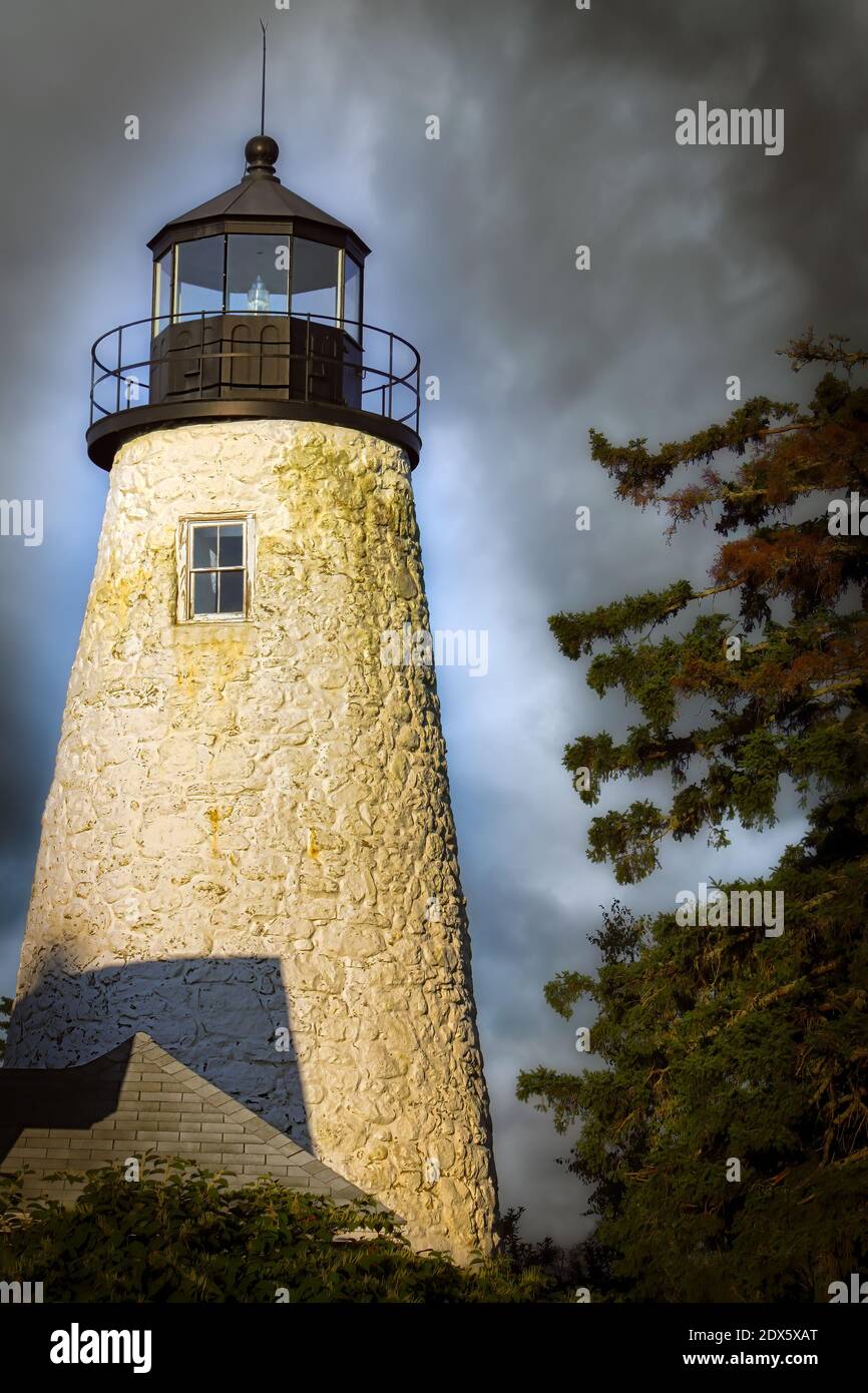 Die Sonne geht auf dem Dyce Head Leuchtturm auf, gegründet 1928, sitzend in Castine, Maine. Stockfoto