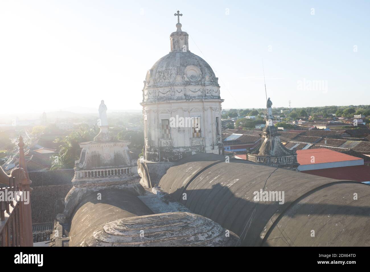 Granada, Nicaragua : Dom oder Cuppola der Kirche La Merced über der Kolonialstadt Stockfoto