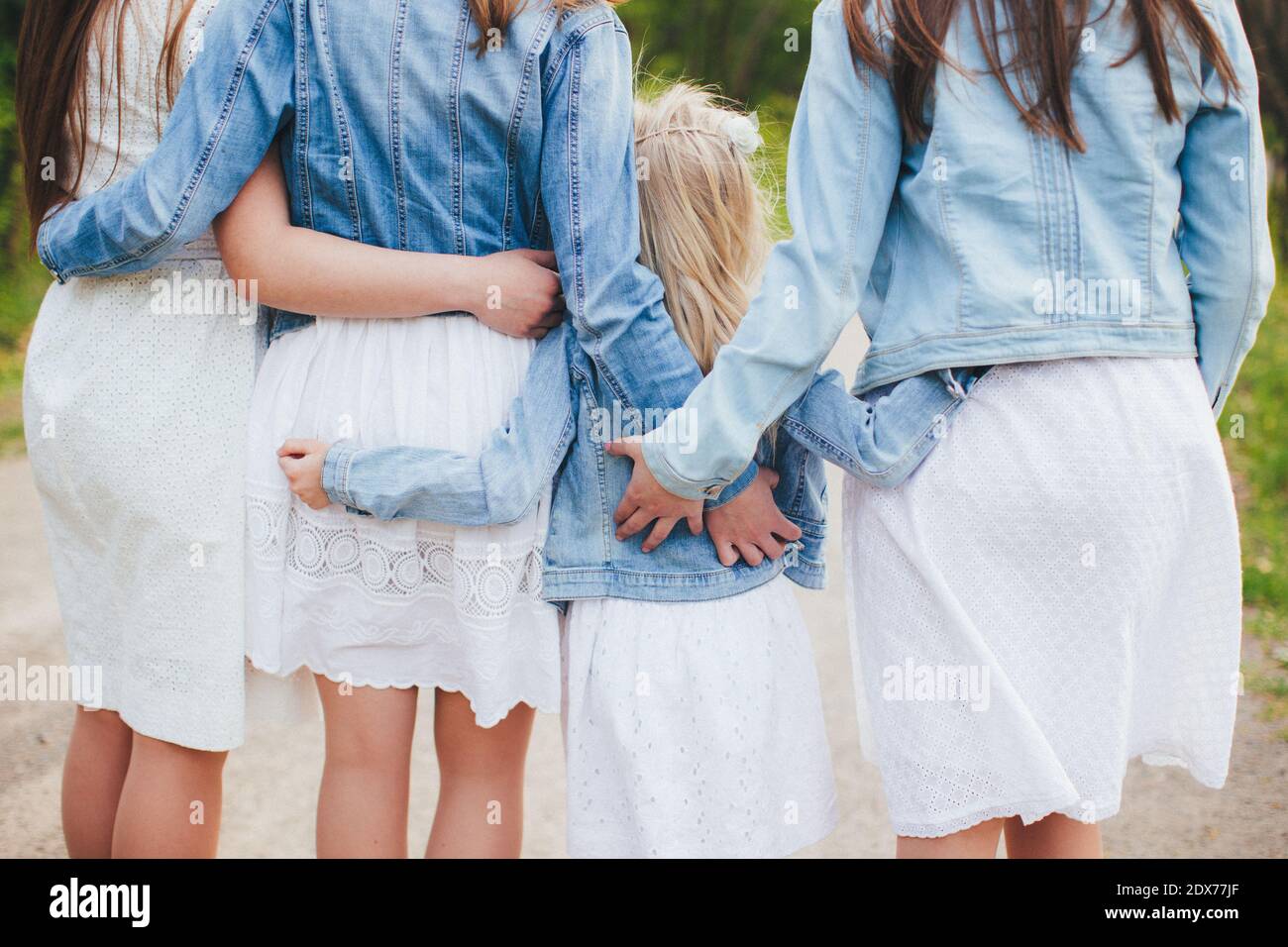 Vier schöne Schwestern zusammen für immer. Sich umarmen Stockfoto