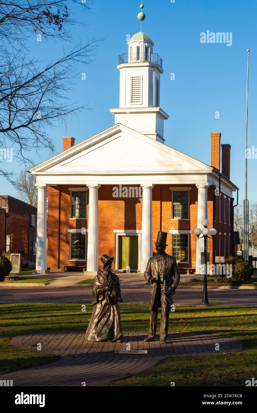 Abraham und Mary Lincoln Statuen mit dem historischen Metamora County Courthouse im Hintergrund. Metamora, Illinois, USA Stockfoto