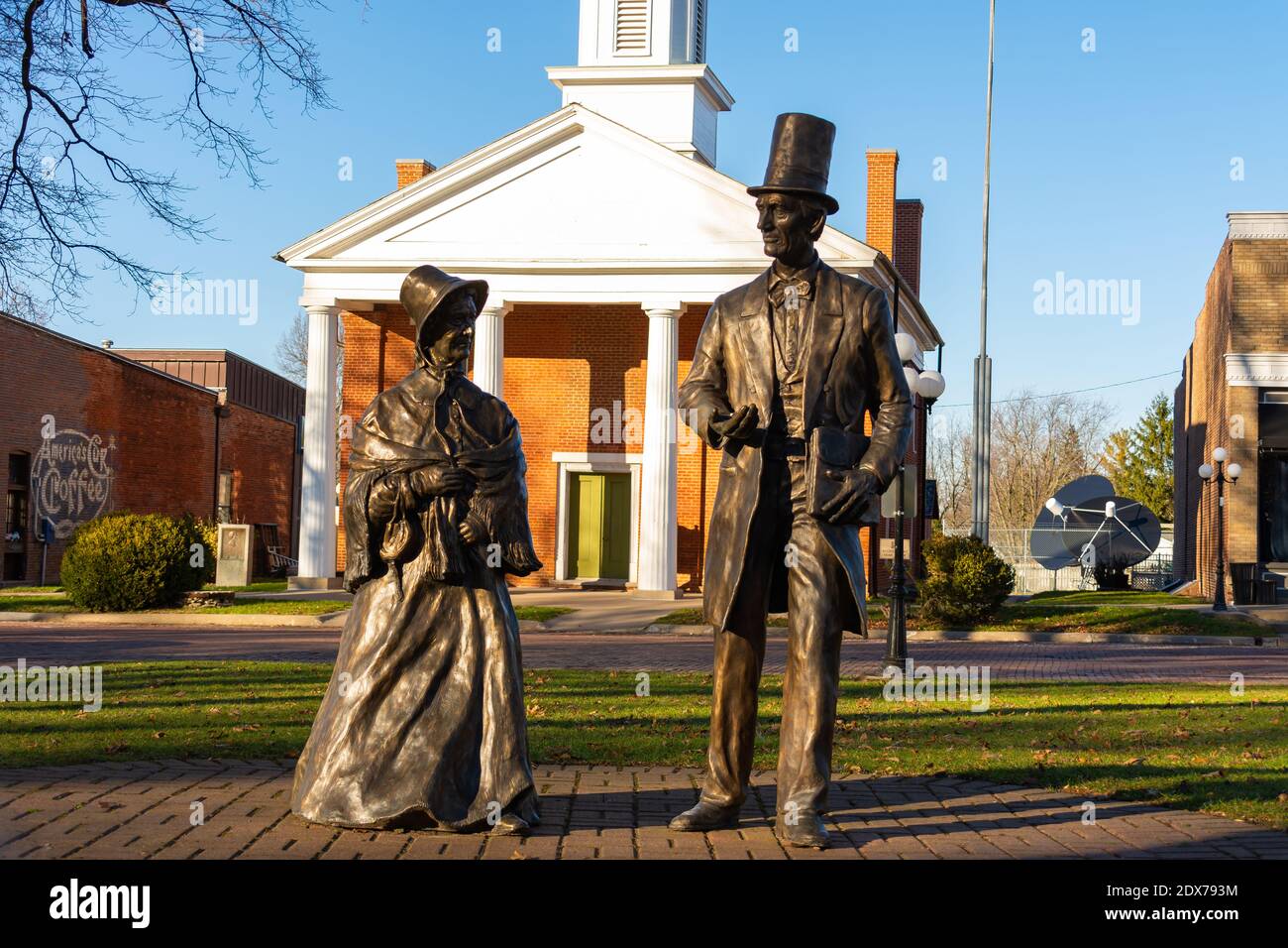 Abraham und Mary Lincoln Statuen mit dem historischen Metamora County Courthouse im Hintergrund. Metamora, Illinois, USA Stockfoto