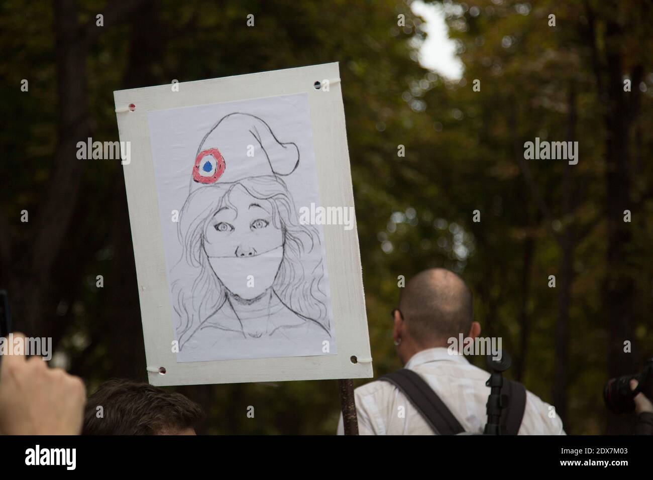 Demonstranten protestieren während einer Demonstration, die von Menschen aufgerufen wurde, die sich "zahnlos" nennen, am 5. September 2014 vor dem Elysee-Palast in Paris, Frankreich. Präsident Francois Hollande startete am Freitag einen brandneuen Gegenangriff und sagte, er habe nicht die Absicht, nach wochenlangen politischen, wirtschaftlichen und persönlichen Körperschlägen, die ihn in neue Tiefen der Unbeliebtheit geführt haben, das Handtuch zu werfen. Zum ersten Mal verstieß Hollande auf die explosiven Behauptungen seiner ehemaligen Partnerin und First Lady Valerie Trierweiler, deren schädlichste war, dass er heimlich die Armen verachtete, Callin Stockfoto