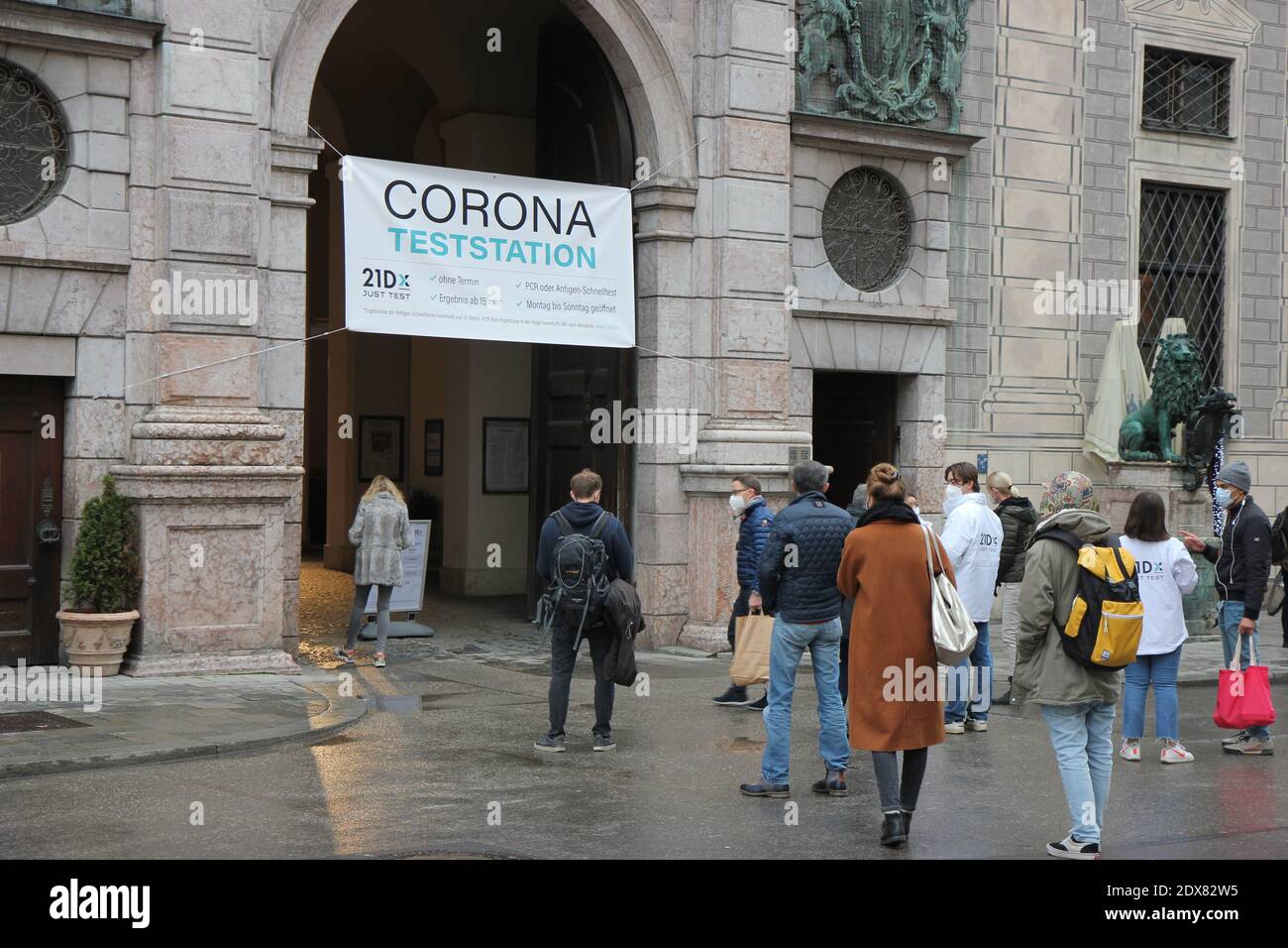 Corona Teststation München. Leute stehen an. Antigen- und PCR-Schnelltests im Gebäude der Münchner Residenz. Stockfoto