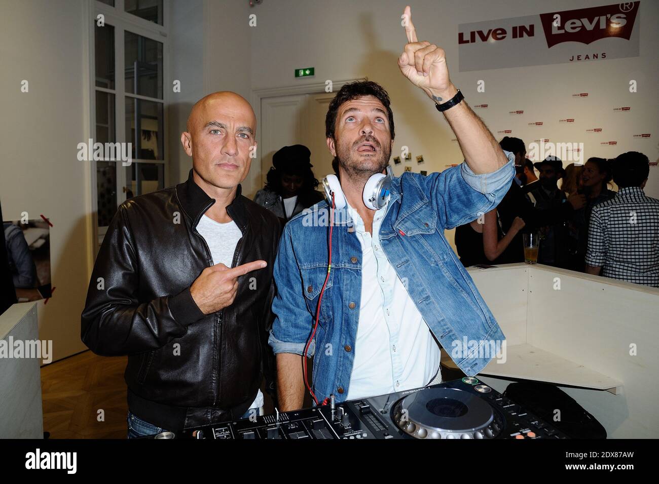 Datei Foto - Hubert Blanc-Francard und Philippe Cerboneschi Zdar (Cassius) bei der Levi's Party in Paris, Frankreich, am 10. September 2014. Philippe Cerboneschi (auch bekannt als "Zdar"), eine Hälfte des französischen Tanzduos Cassius, ist am Mittwoch zufällig in Paris gestorben, teilte sein Agent mit. "Er fiel zufällig durch das Fenster eines hohen Stockwerks eines Pariser Gebäudes", sagte Sebastien Farran, ohne weitere Details zu nennen. Cerboneschi gründete Cassius 1996 mit Hubert Blanc-Francard (alias Boombass). Sie produzierten für Bands wie Phoenix, Beastie Boys, Franz Ferdinand und French Hip ho Stockfoto