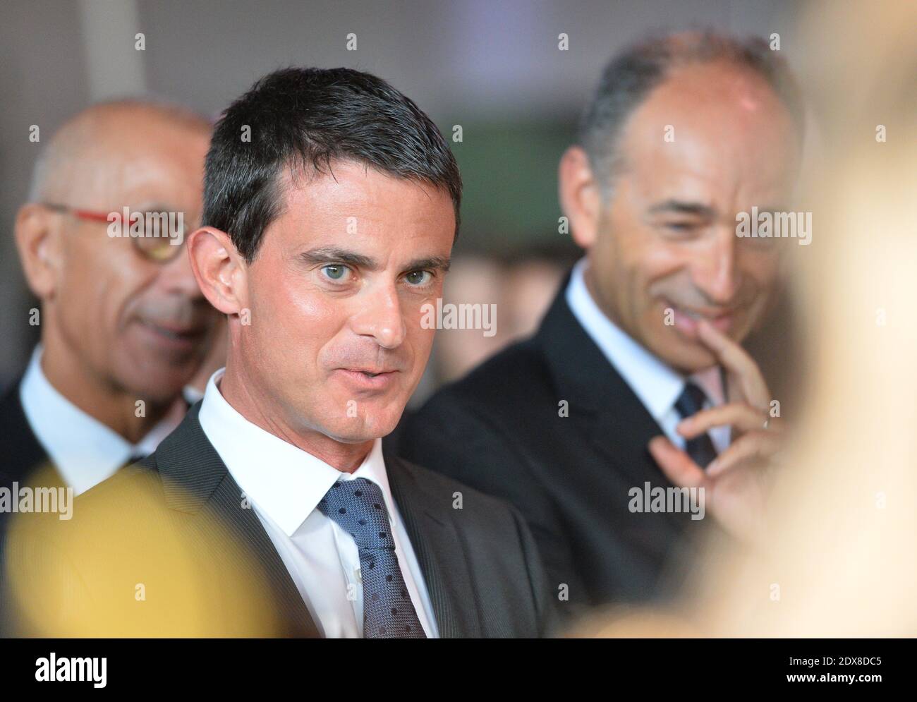 Der französische Premierminister Manuel Valls, der französische Juniorminister für Veteranen und Verteidigung Kader Arif und der Bürgermeister von Meaux, Jean-Francois Cope, besuchen am 12. September 2014 ein Museum des Ersten Weltkriegs in Meaux, etwa 50 km östlich von Paris, im Rahmen der gedenkfeiern zum 100. Jahrestag der Schlacht an der Marne. Foto von Christian Liewig/ ABACAPRESS.COM Stockfoto