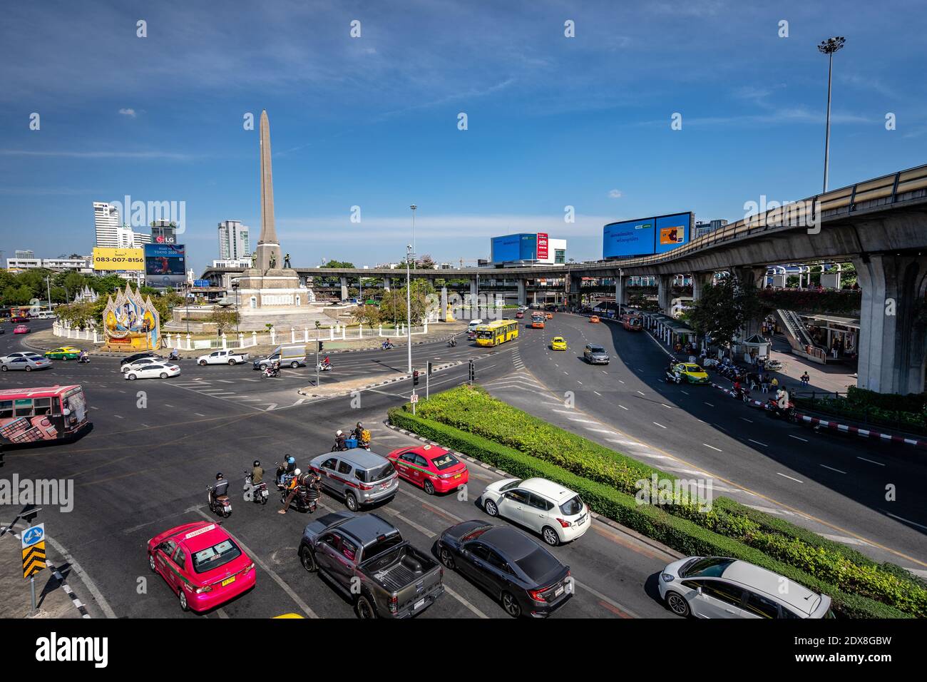 Bangkok, Thailand - Verkehr um das Siegedenkmal Stockfoto