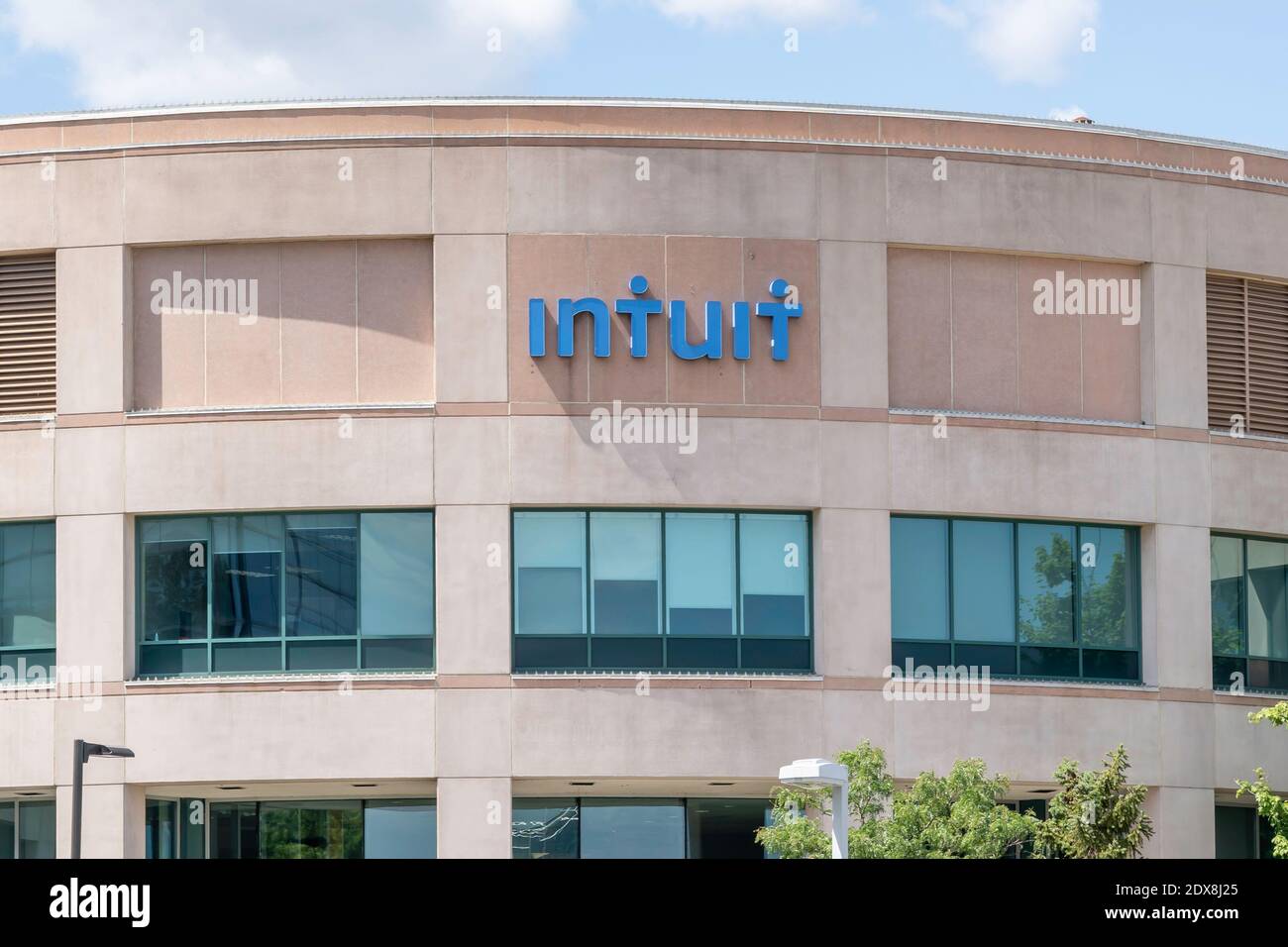 Mississauga, Ontario, Kanada - 11. August 2019: Bürogebäude der Intuit Corporation in Mississauga, Ontario, Kanada. Stockfoto