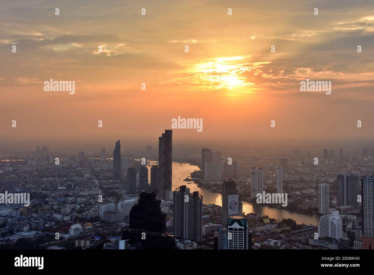 Luftaufnahme der Stadtlandschaft von Bangkok bei Sonnenuntergang. Thailand Reiseziel. Stockfoto