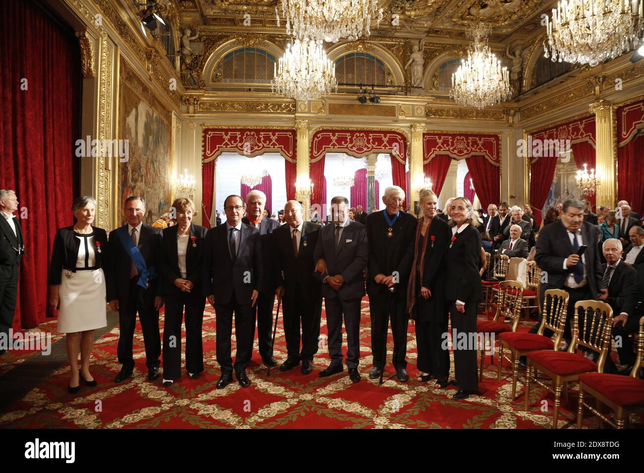 Marie Claire Bergere, Jean Syrota, Edith Cresson, Claude Durand, Dalil Boubakeur, Tomi Ungerer, Carlyn Carlson und Dominique Blanc. Der französische Präsident Francois Hollande hat am 16. September 2014 im Präsidentenpalast Elysee in Paris eine Zeremonie zur Verleihung von Auszeichnungen und Medaillen gefeiert. Foto von Denis Allard/ Pool/ ABACAPRESS.COM Stockfoto