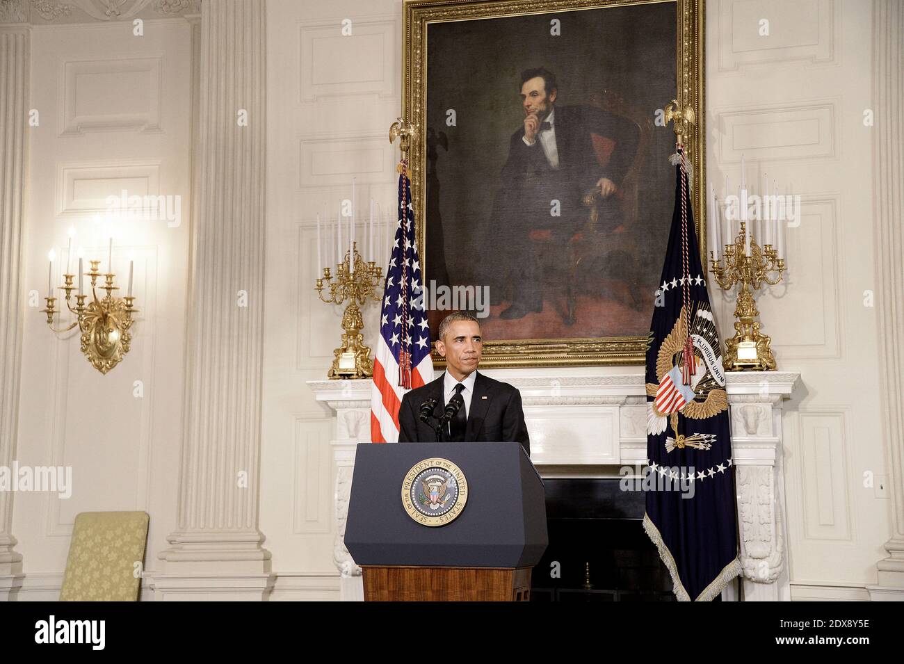 Präsident Barack Obama reagiert, nachdem der US-Senat am Donnerstag seinen Plan für die Ausbildung und Bewaffnung moderater syrischer Rebellen zur Bekämpfung von Aktivisten des Islamischen Staates am 18. September 2014 im Weißen Haus in Washington, DC, USA, gebilligt hat. Foto von Olivier Douliery/ABACAPRESS.COM Stockfoto