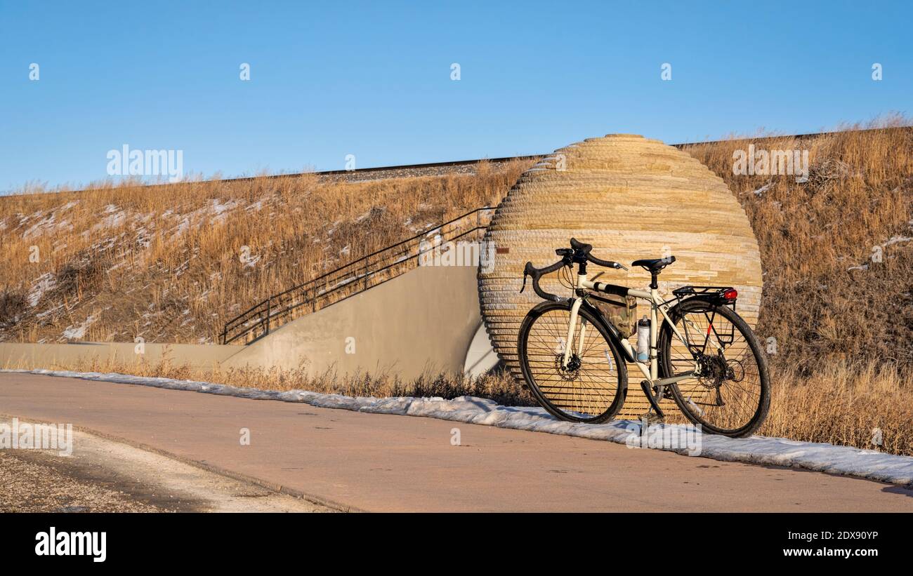 Touring Fahrrad geparkt auf Kickstand, Herbst oder Winter Landschaft in Fort Collins, Colorado, Erholung und pendeln mit Radwegen Stockfoto