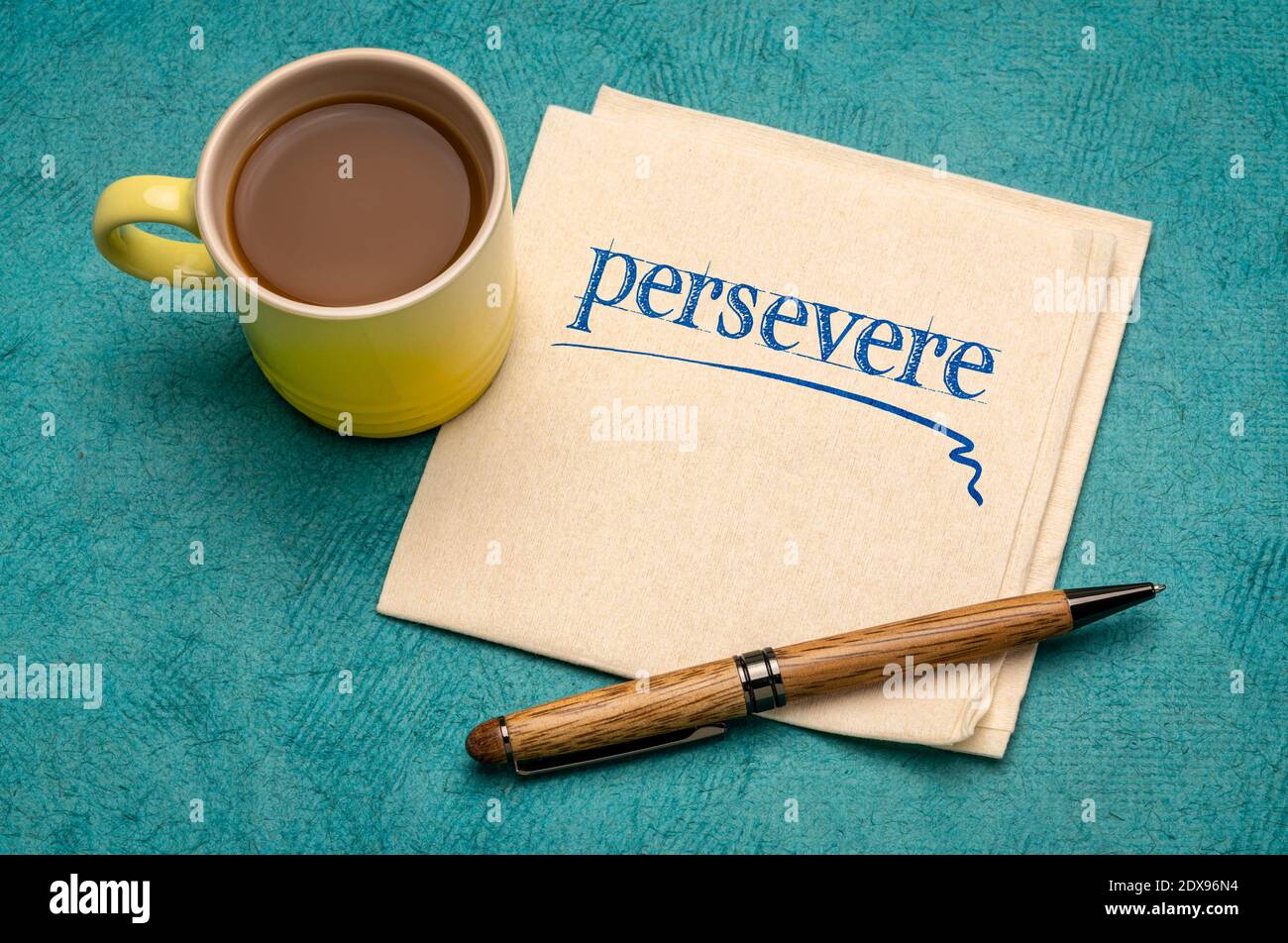 Beharren Sie Motivationsnotiz - Handschrift auf einer Serviette mit einer Tasse Kaffee, Ausdauer und Entschlossenheit Konzept Stockfoto