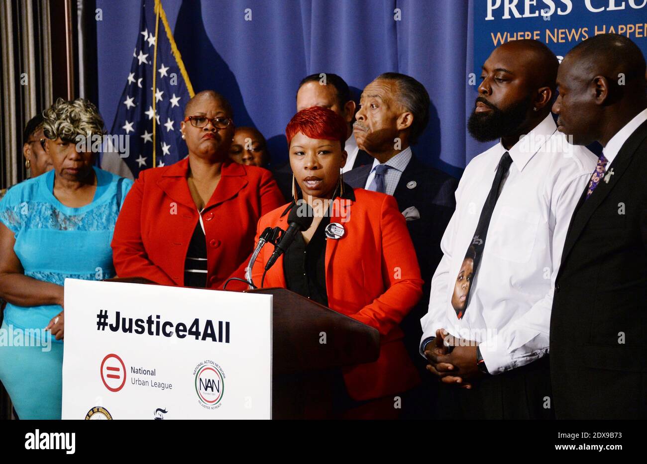 Michael Browns Eltern, Michael Sr. Und Lesley McSpadden sprechen als Gwen Carr (L), Mutter von Eric Garner, auf einer Pressekonferenz zuschaut, um Gerechtigkeit und Rechenschaftspflicht beim Tod der unbewaffneten Männer durch die Polizei in Ferguson, Missouri und Staten Island zu fordern, N.Y. während einer Pressekonferenz im National Press Club in Washington, DC., USA am 25. September 2014. Foto von Olivier Douliery/ABACAPRESS.COM Stockfoto