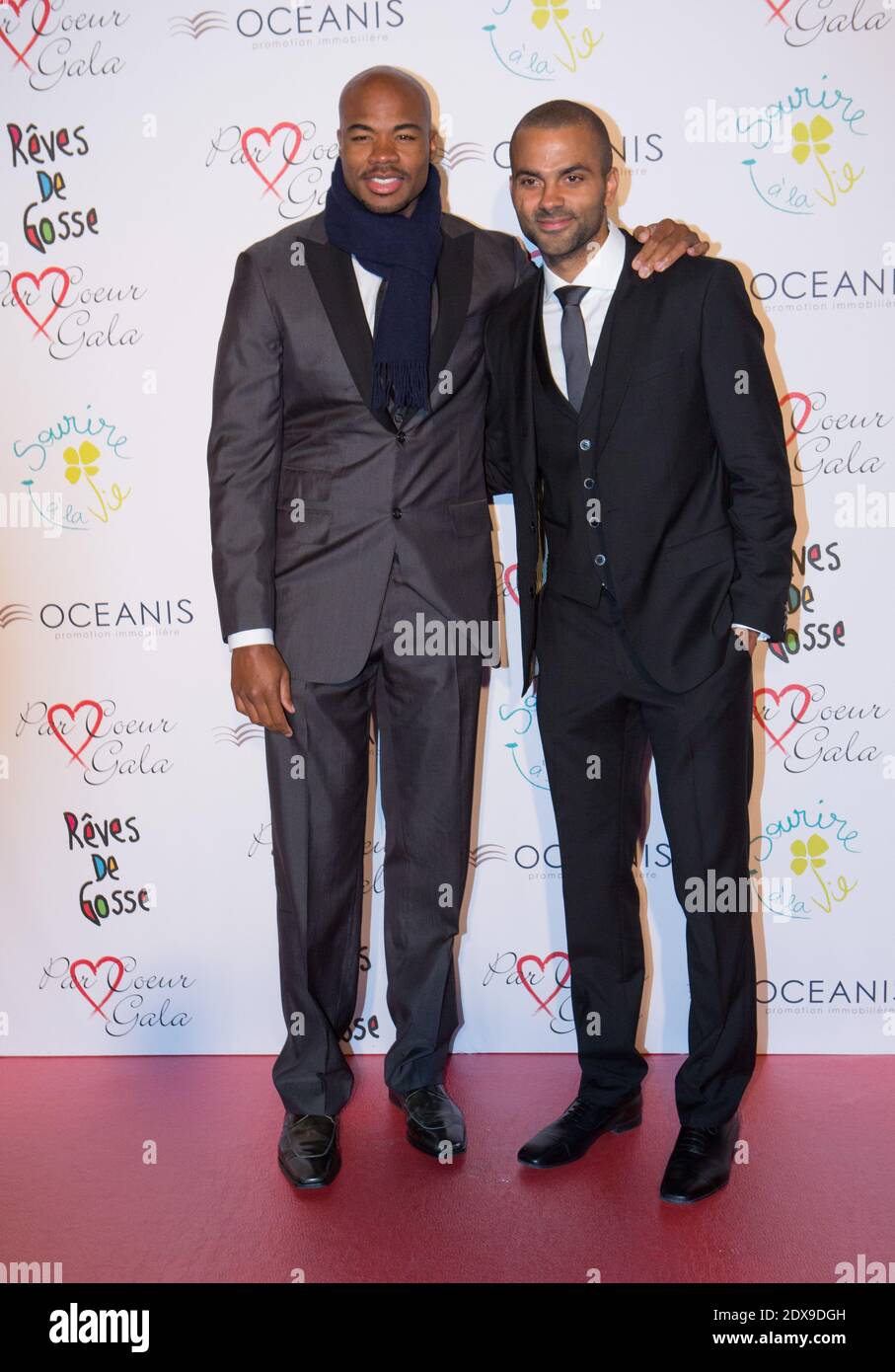 Tony Parker mit Gast bei der 9. Jährlichen Charity-Gala "Par Coeur", die am 25. September 2014 im Paul Bocuse Restaurant L'Abbaye de Collonges in Collonges-au-Mont-d'Or bei Lyon, Frankreich, stattfand. Foto von Vincent Dargent/ABACAPRESS.COM Stockfoto