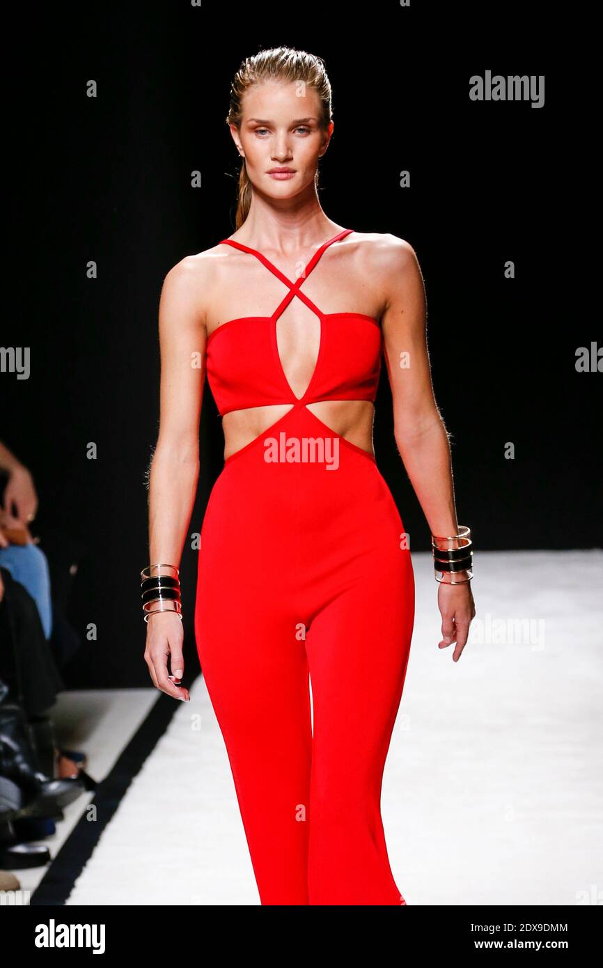 Rosie Huntington-Whiteley zeigt eine Kreation für die Balmain Spring-Summer 2015 Ready-to-Wear Kollektion Show in Paris, Frankreich, am 25. September 2014. Foto von Alain Gil-Gonzalez/ABACAPRESS.COM Stockfoto