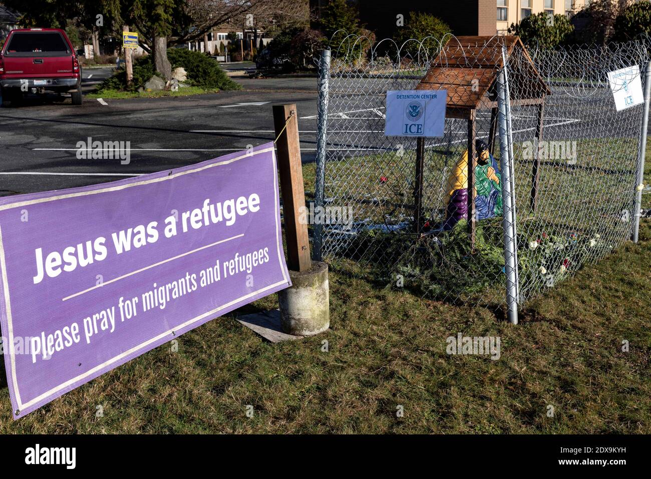 Edmonds/Snohomish County, Washington, USA. Dezember 2020. Edmonds Luthern Church nimmt Stellung, um Imagrents zu versperren. Ein Desplay hat Maria, Joseph und Baby Jesus von Immigration und Zoll Enforcement hinter einem Zaun und Stacheldraht. Quelle: Tom Kirkendall/ZUMA Wire/Alamy Live News Stockfoto