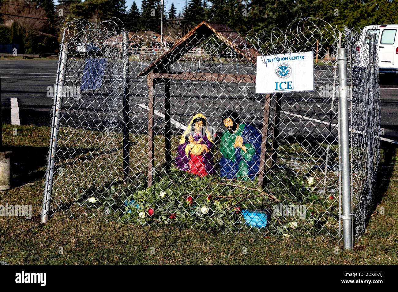 Edmonds/Snohomish County, Washington, USA. Dezember 2020. Edmonds Luthern Church nimmt Stellung, um Imagrents zu versperren. Ein Desplay hat Maria, Joseph und Baby Jesus von Immigration und Zoll Enforcement hinter einem Zaun und Stacheldraht. Quelle: Tom Kirkendall/ZUMA Wire/Alamy Live News Stockfoto