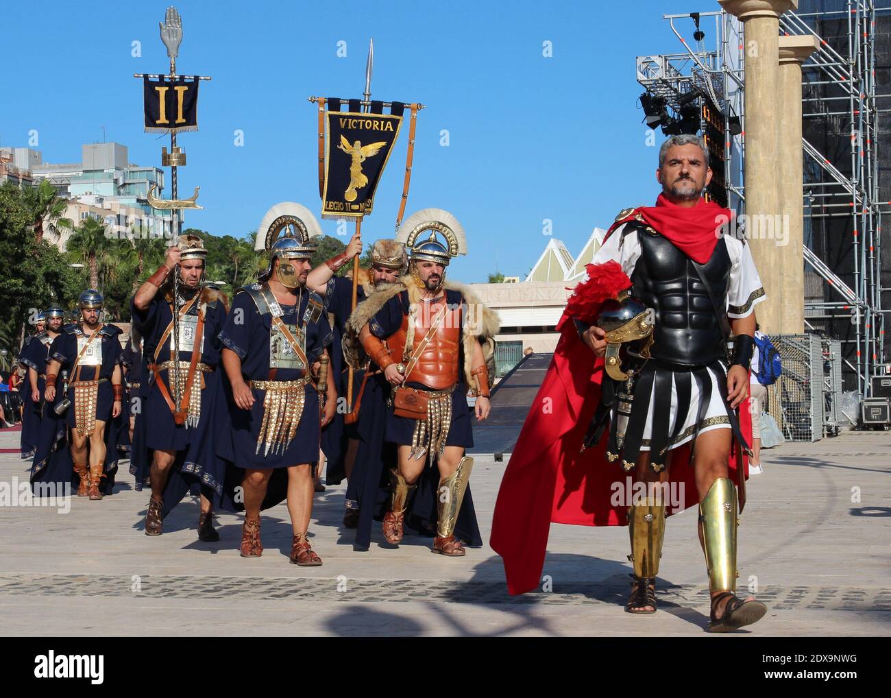 Ein jährliches Fest in Cartagena, Spanien ist das der Cartagener und Römer. Ein Zenturio führt seine Soldaten weg, um die Cartagenier zu konfrontieren. Stockfoto