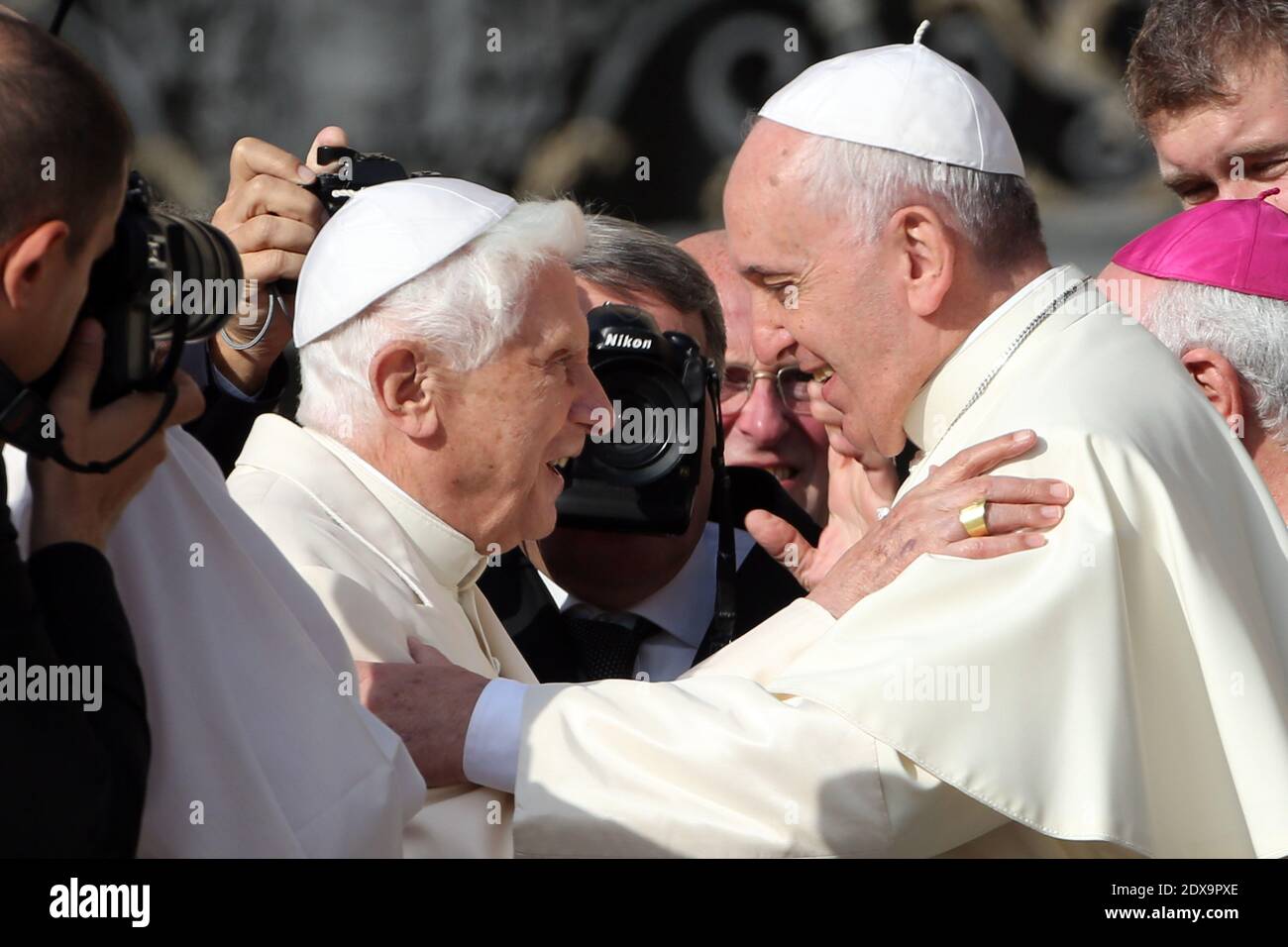 Der pensionierte Papst Benedikt XVI. Verteidigt öffentlich die traditionelle Herrschaft der katholischen Kirche über den priesterlichen Zölibat, den bisher ausdrücklichsten Versuch des ehemaligen Papstes, eine Entscheidung seines Nachfolgers Papst Franziskus zu beeinflussen. Wer erwägt einen Vorschlag, verheiratete Männer zum ersten Mal seit fast einem Jahrtausend routinemäßig als römisch-katholische Priester zu ordinieren. -- Ältere Menschen, darunter der ehemalige Papst Benedikt, nahmen am 28. September 2014 an einer Versammlung der Weisen und Falken im Vatikan Teil, wo Papst Franziskus die Vernachlässigung und die Aufgabe des Alten als "verborgene Euthanasie" anprangerte. Während der festlichen Veranstaltung in St. Stockfoto