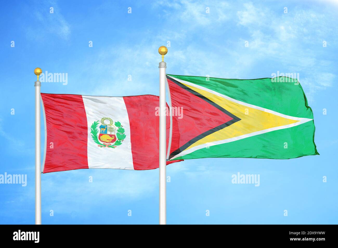 Peru und Guyana zwei Flaggen auf Fahnenmasten und blauer Himmel Stockfoto