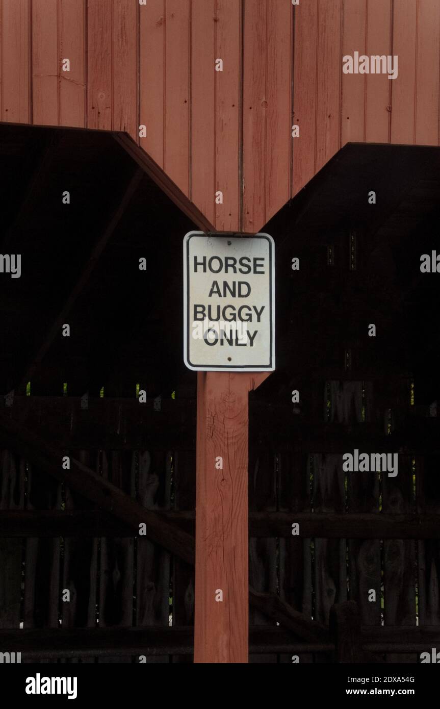 Schild auf dem Gehege für Pferd und Buggy Parkplatz nur, in einem lokalen Lebensmittelgeschäft Stockfoto