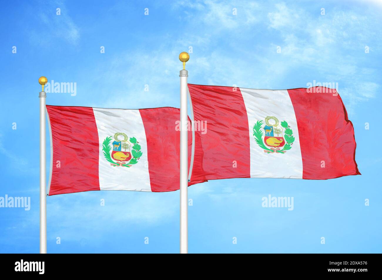 Peru zwei Flaggen auf Fahnenmasten und blauer Himmel Stockfoto