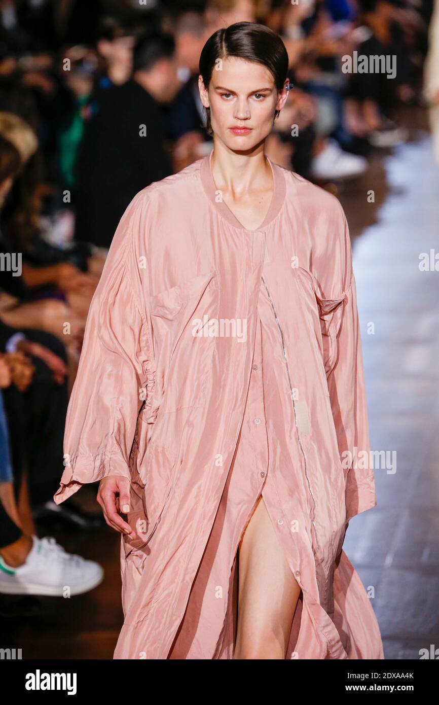 Saskia de Brauw geht während der Stella McCartney Ready to Wear Show im Rahmen der Paris Fashion Week Womenswear Spring/Summer 2015 am 29. September 2014 in Paris, Frankreich, auf die Piste. Foto von Alain Gil-Gonzalez/ABACAPRESS.COM Stockfoto