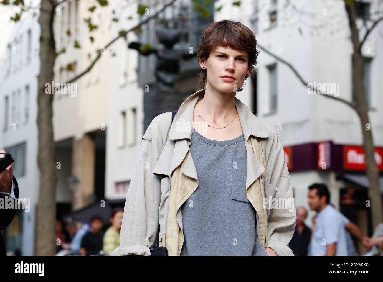 Street style, Saskia De Brauw, model, Ankunft in Iris Van Herpen Ready-to-wear Frühjahr-Sommer 2015 Show im Centre Georges Pompidou, Place Georges Pompidou, Paris, Frankreich am 30. september 2014. Foto von Sophie Mhabille/ABACAPRESS.COM Stockfoto