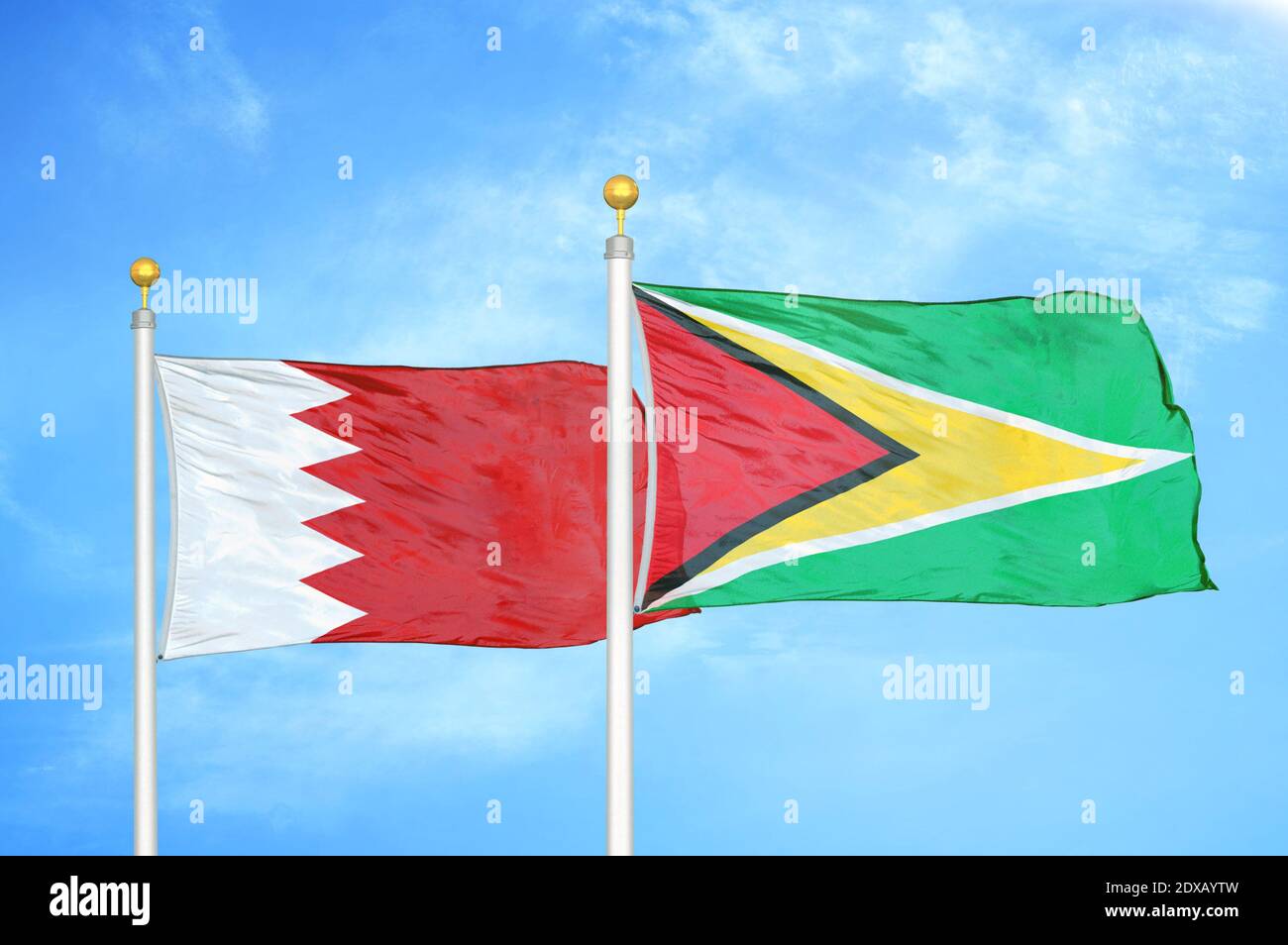 Bahrain und Guyana zwei Flaggen auf Fahnenmasten und blauer Himmel Stockfoto