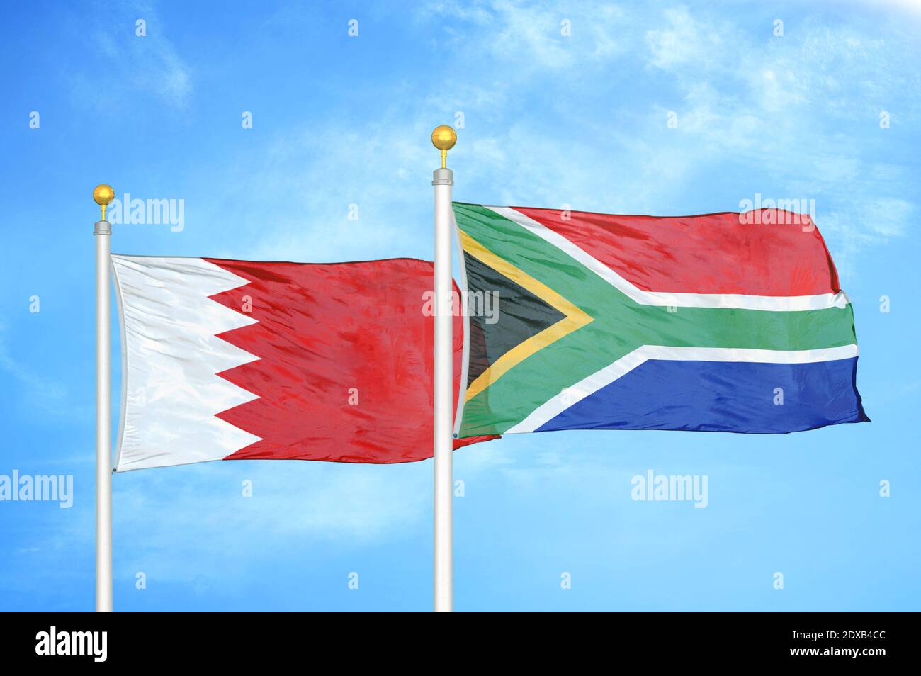 Bahrain und Südafrika zwei Flaggen auf Fahnenmasten und blau Himmel Stockfoto