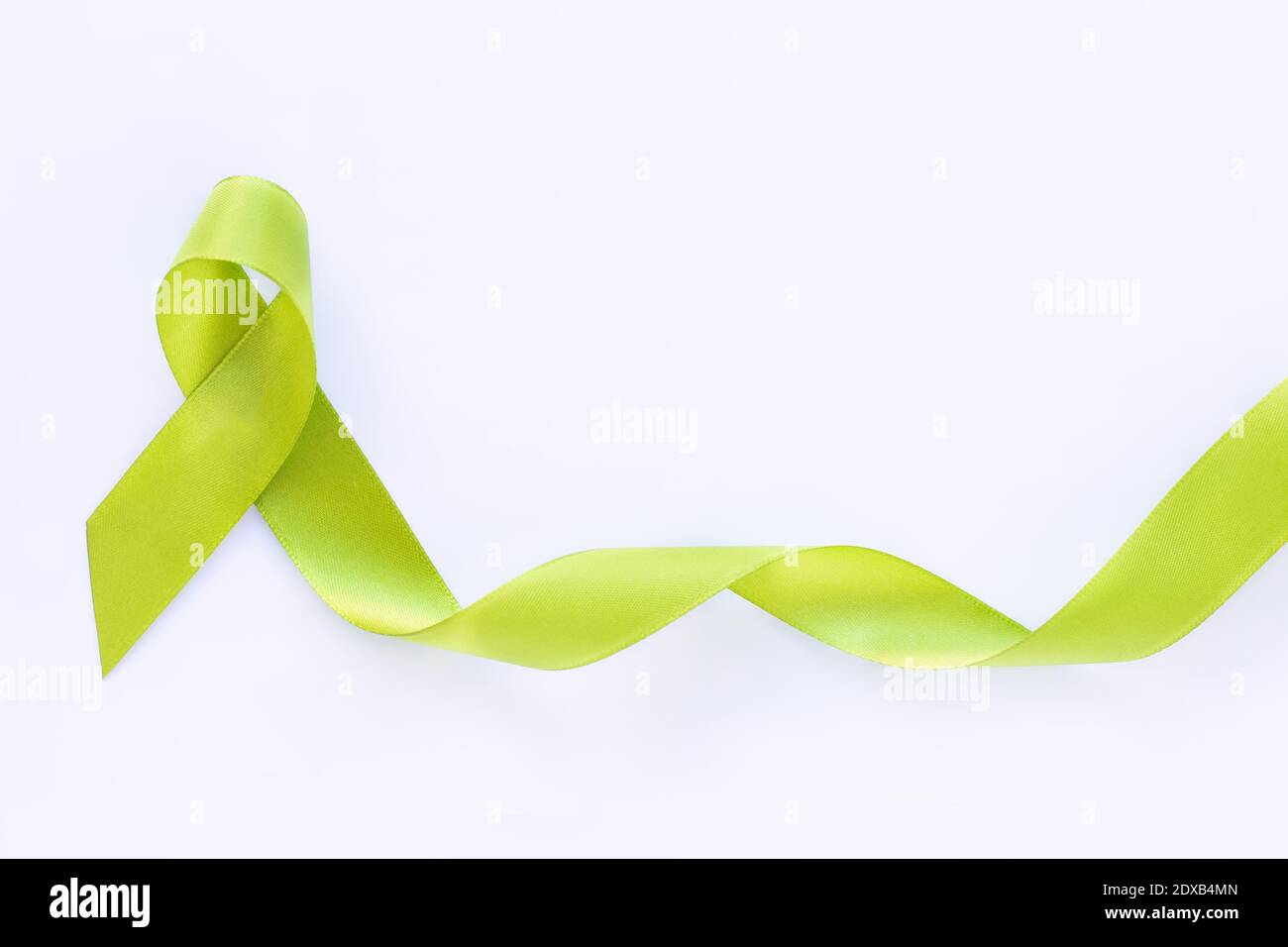 Helllindgrünes Farbband auf weißem, isoliertem Hintergrund mit Kopierbereich gewellt. Welttag der psychischen Gesundheit und Lymphom Bewusstsein Symbol. Gesundheitswesen med Stockfoto