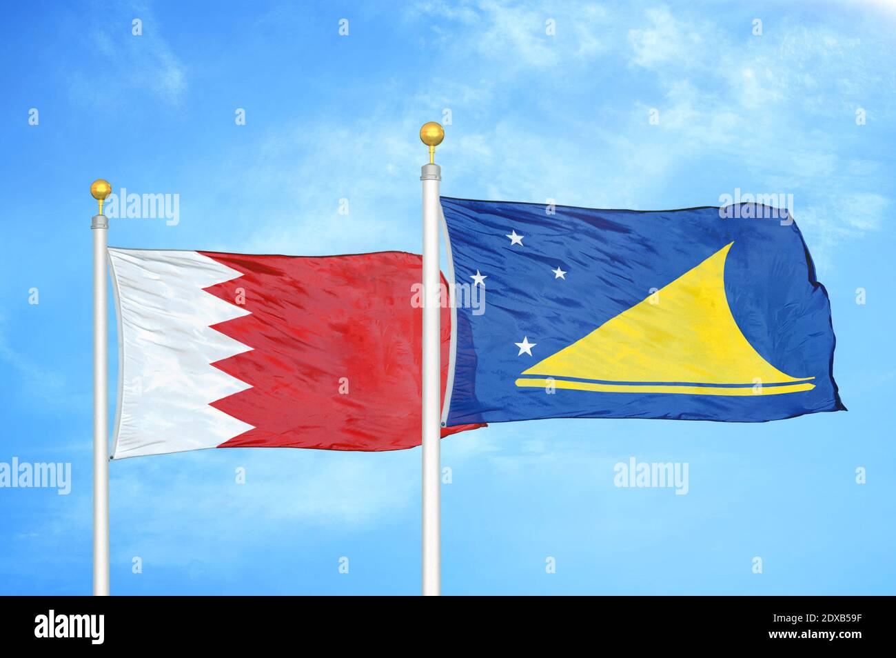 Bahrain und Tokelau zwei Flaggen auf Fahnenmasten und blauer Himmel Stockfoto