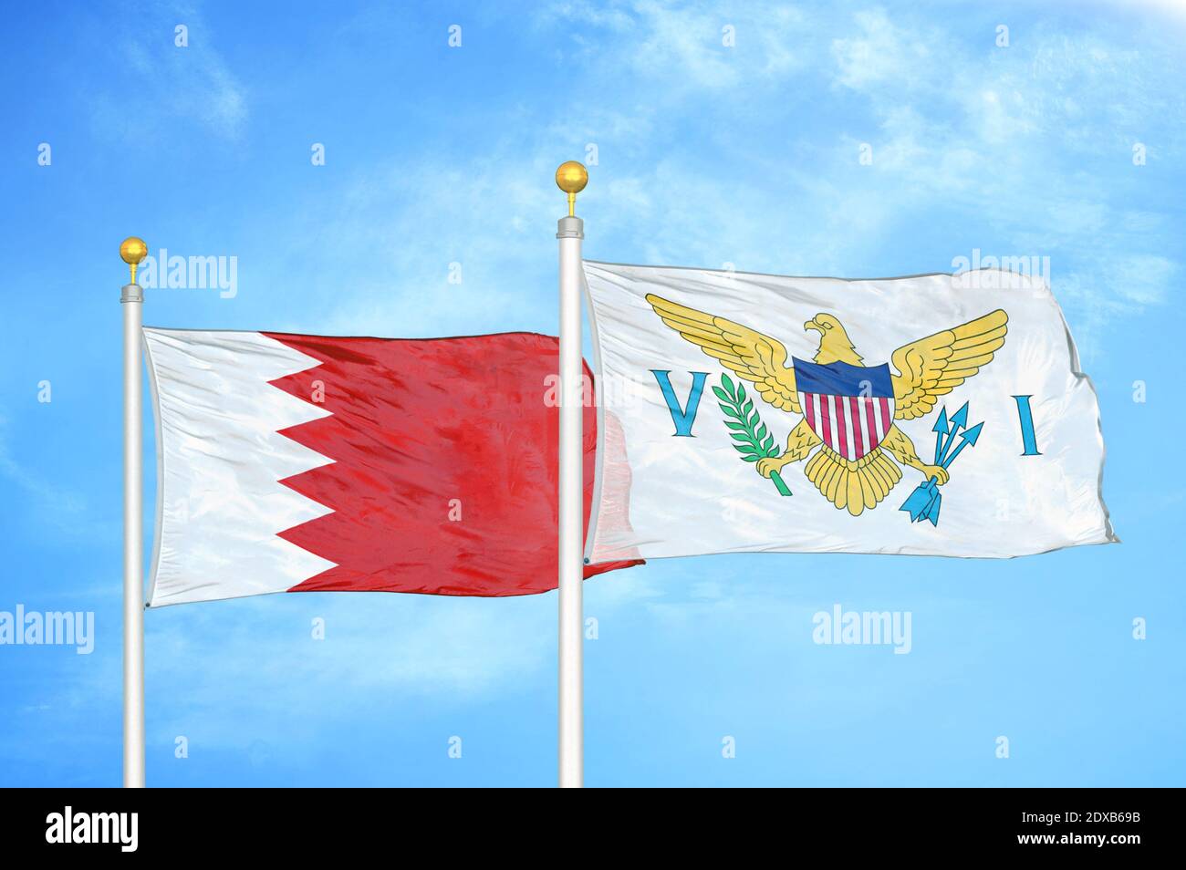 Bahrain und Jungferninseln USA zwei Flaggen auf Fahnenmasten Und blauer Himmel Stockfoto
