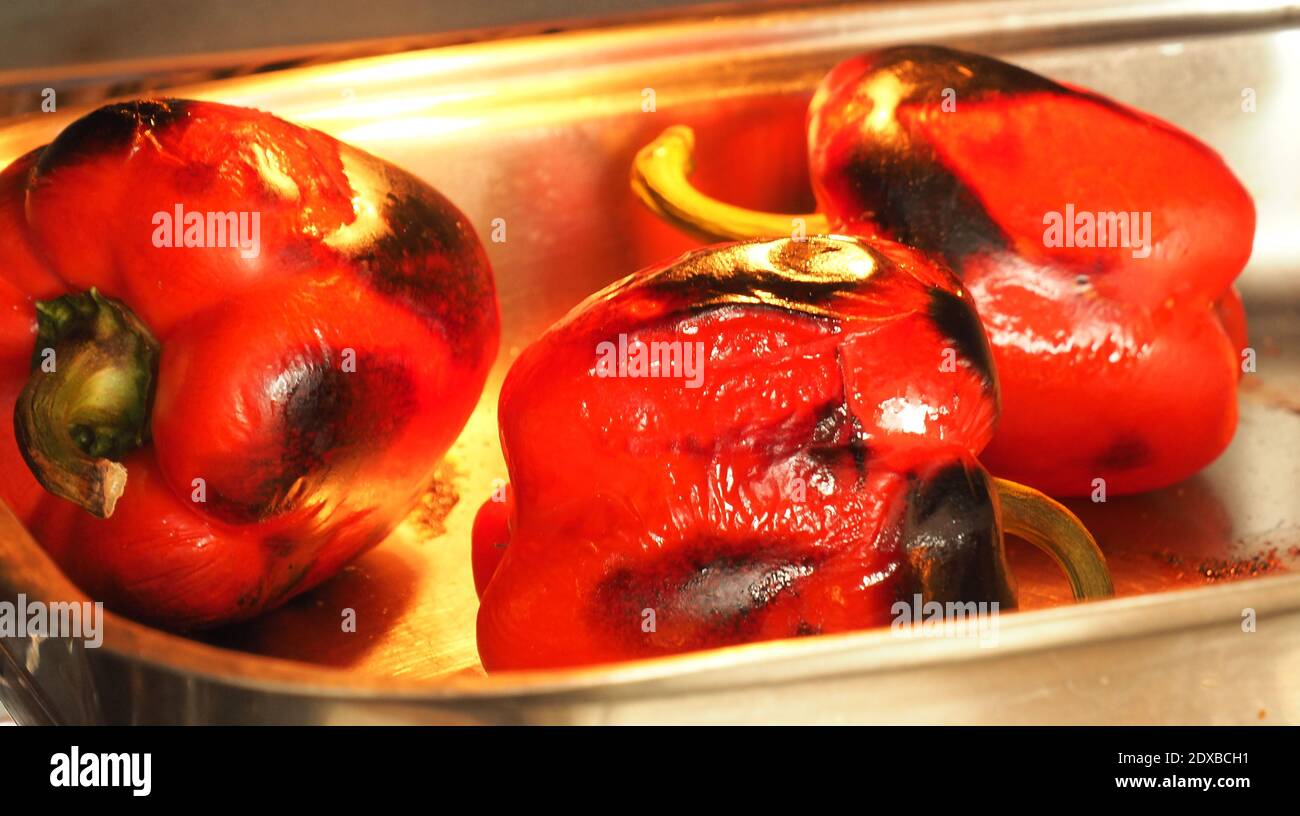 Gegrillte und verkohlte Paprika (rote Paprika) Stockfoto