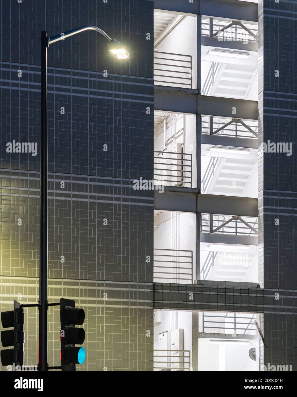 Treppen in der Innenstadt Parkplatz Struktur in der Nacht Stockfoto