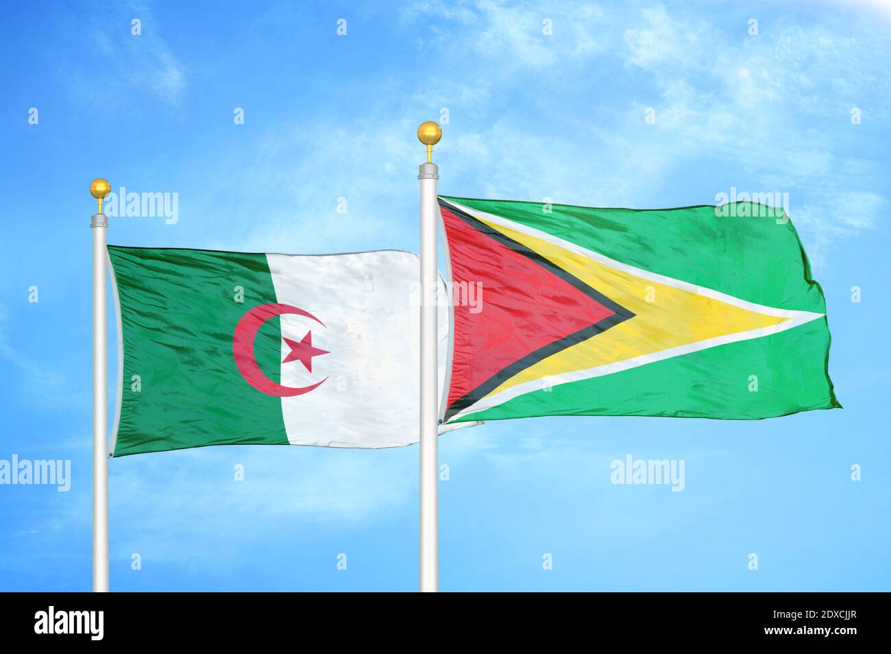 Algerien und Guyana zwei Flaggen auf Fahnenmasten und blauer Himmel Stockfoto