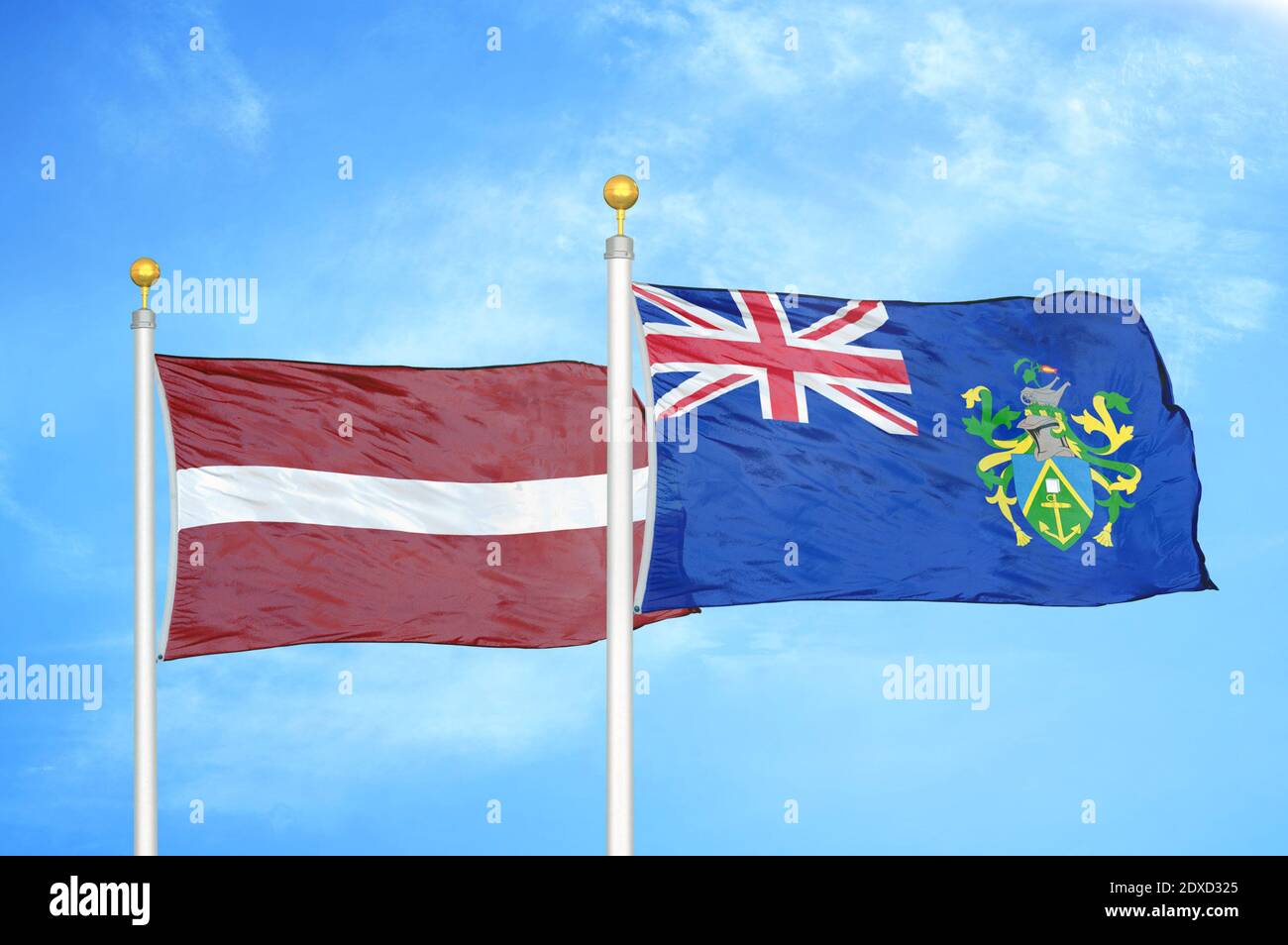 Lettland und Pitcairn Inseln zwei Flaggen auf Fahnenmasten und blau Himmel Stockfoto