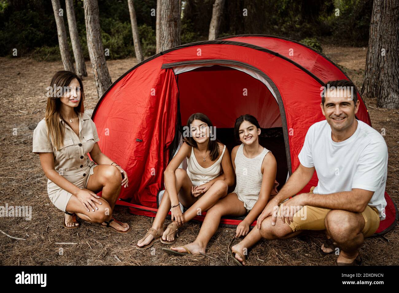 Familienzeit im Zelt während des Urlaubs Stockfoto