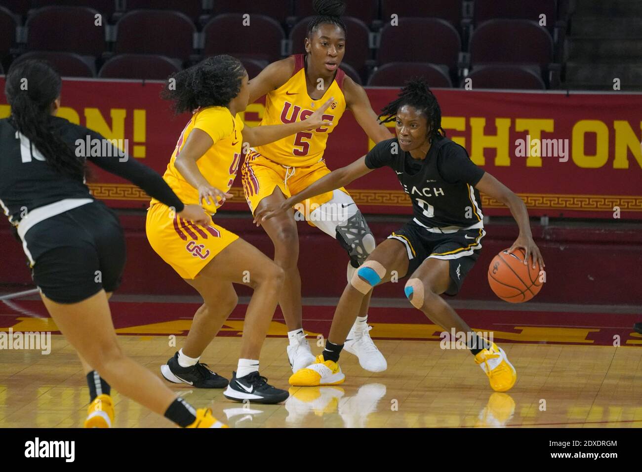 Long Beach State Guard Ma'QHI Berry (0) wird von verteidigt Südkalifornien-Trojaner führen Jordan Sanders (5) und Wache Desiree vor Caldwell (24) im f Stockfoto