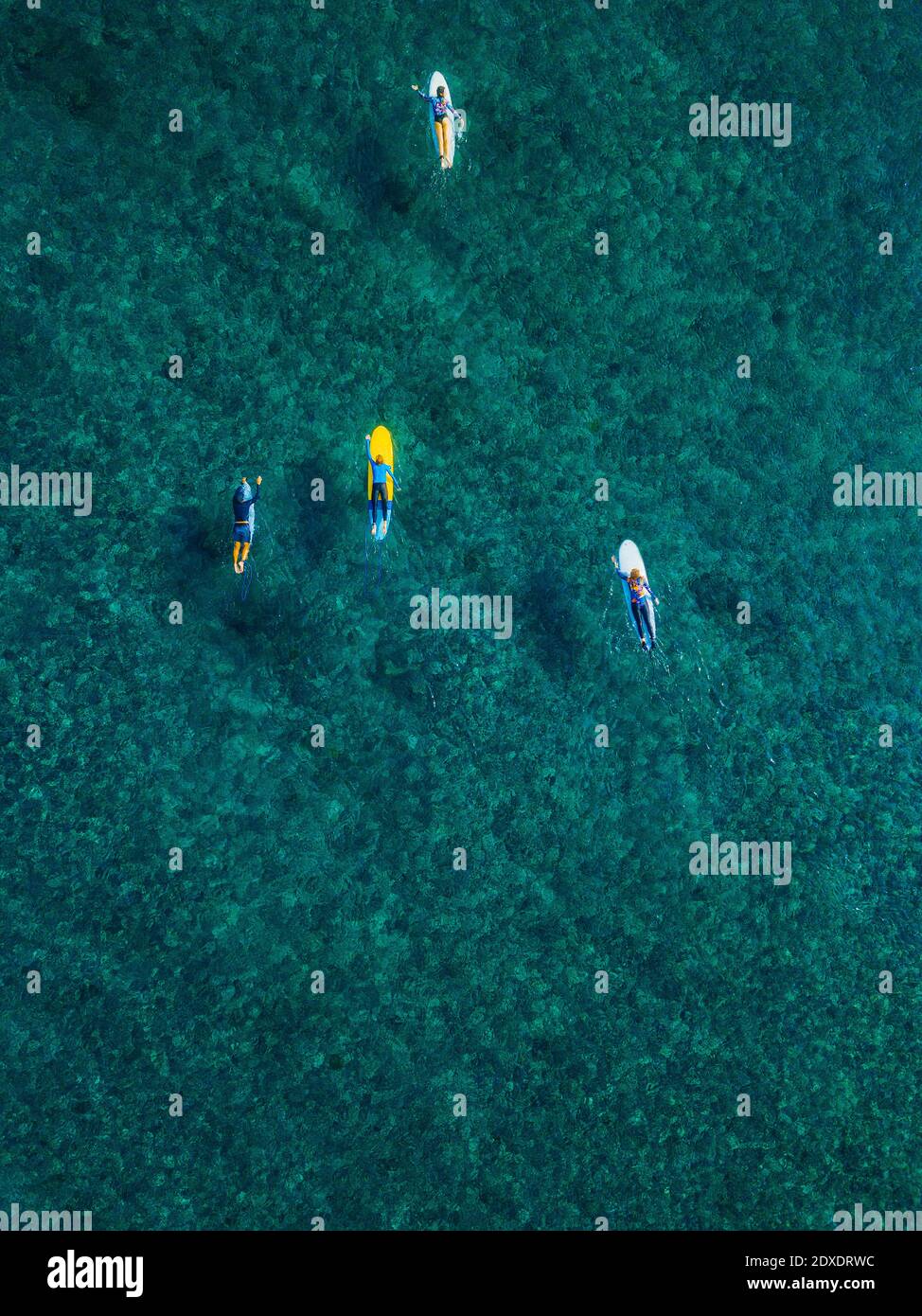 Luftaufnahme der Surfer schwimmen in türkisfarbenem Wasser von Araber Meer Stockfoto