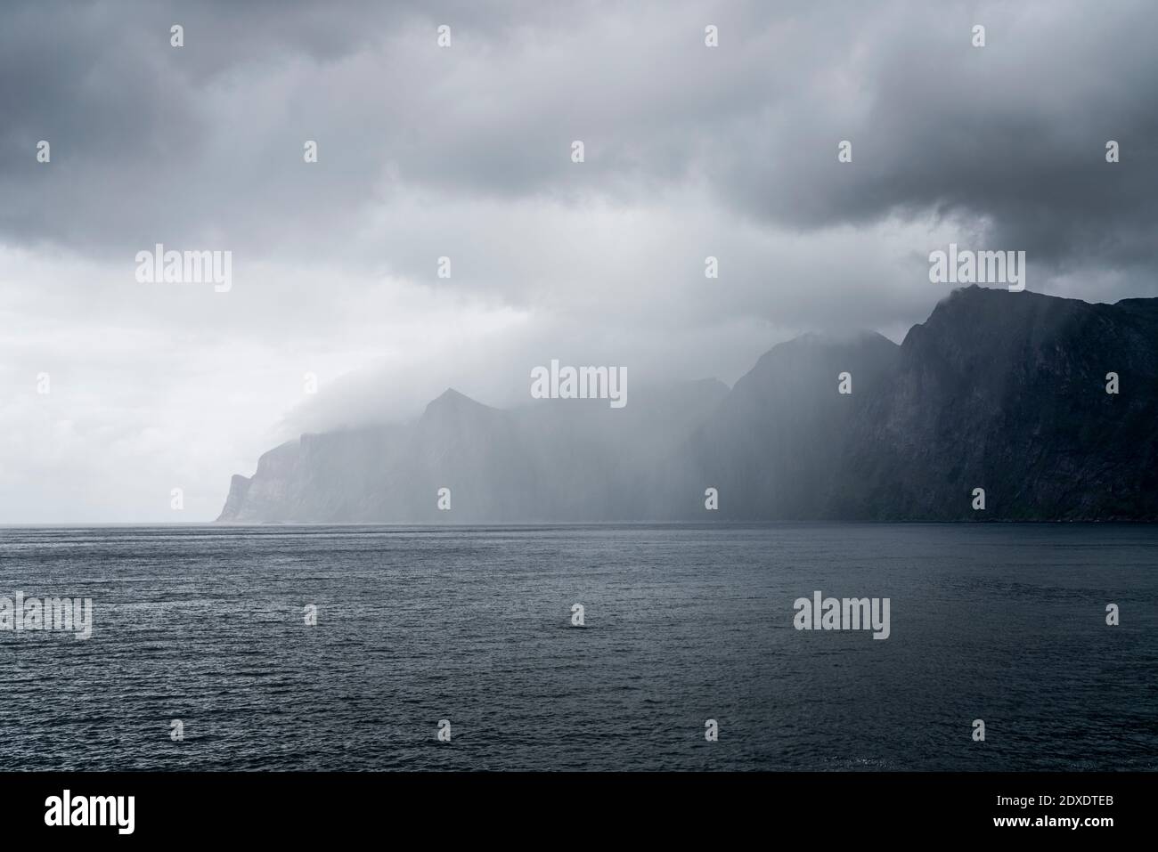 Wolkenlandschaft über Meer bei Tungeneset, Senja, Norwegen Stockfoto