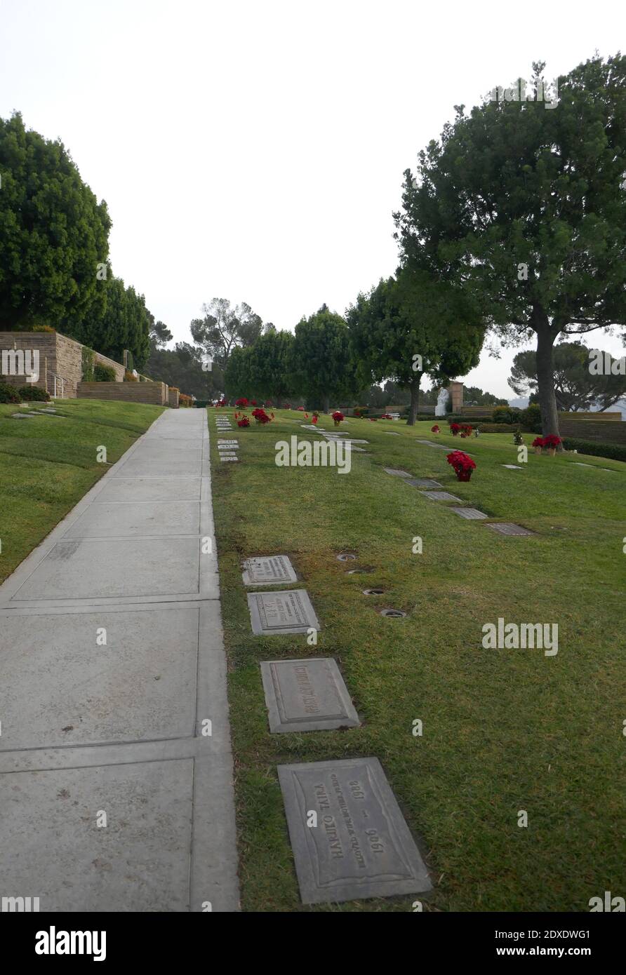 Glendale, Kalifornien, USA 23. Dezember 2020 EIN allgemeiner Blick auf die Atmosphäre des Factory Reject Grave am 23. Dezember 2020 im Forest Lawn Memorial Park in Glendale, Kalifornien, USA. Foto von Barry King/Alamy Stockfoto Stockfoto