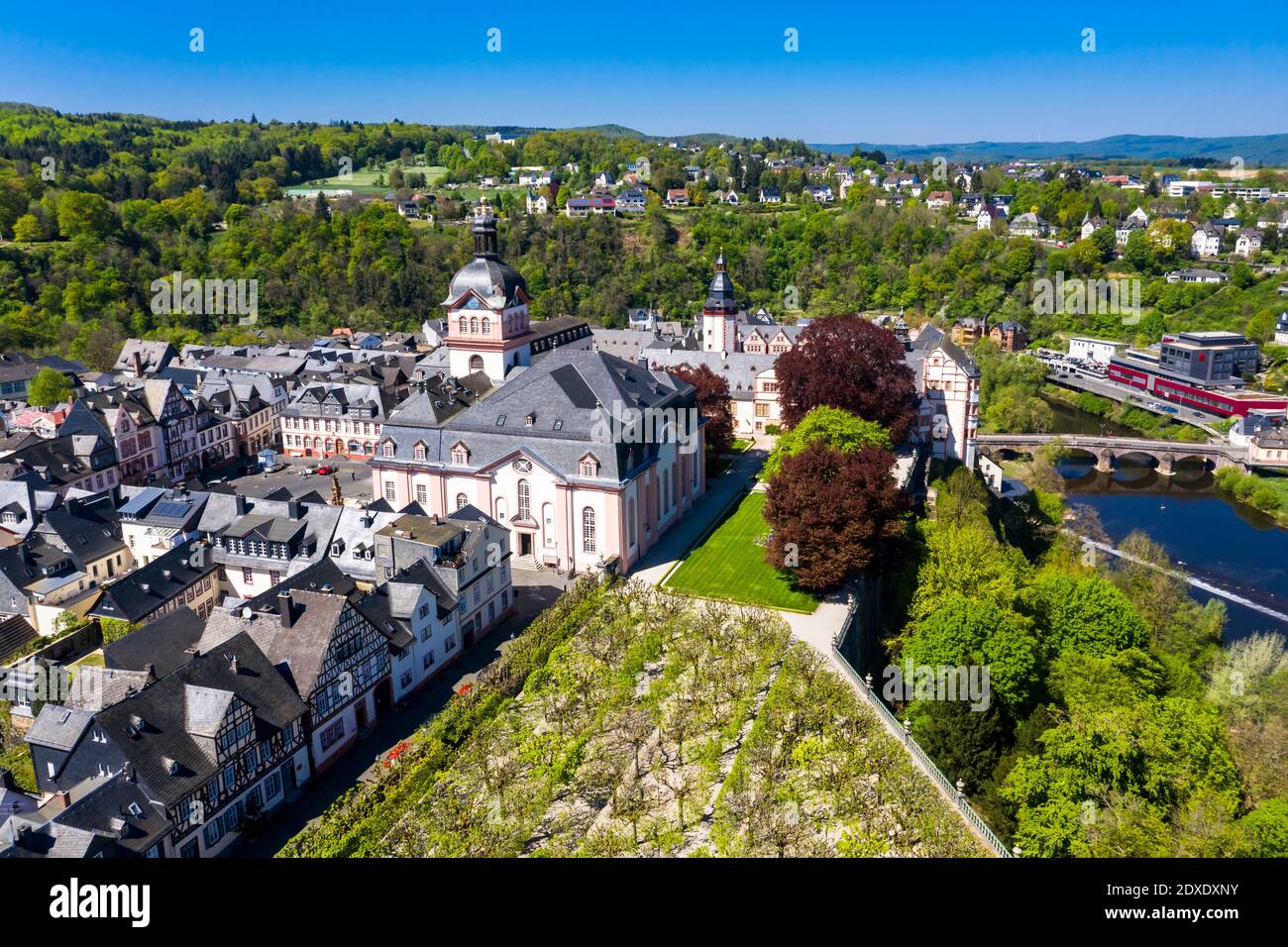 Deutschland, Weilburg, Schloss Weilburg mit barocker Schlossanlage, Altstadthalle und Schlosskirche mit Turm, Luftaufnahme Stockfoto