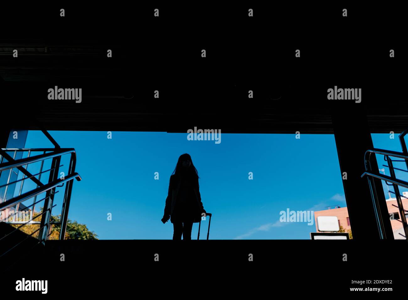Silhouette einer Frau mit Gepäck an der U-Bahn-Station Stockfoto